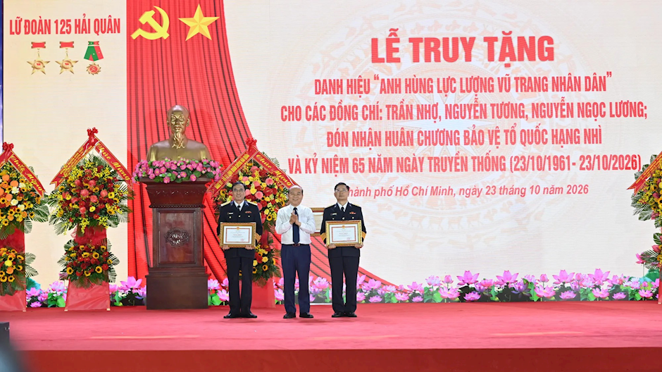 Đồng chí Trần Văn Bảy tặng Bằng khen của UBND TPHCM cho Lữ đoàn 125
