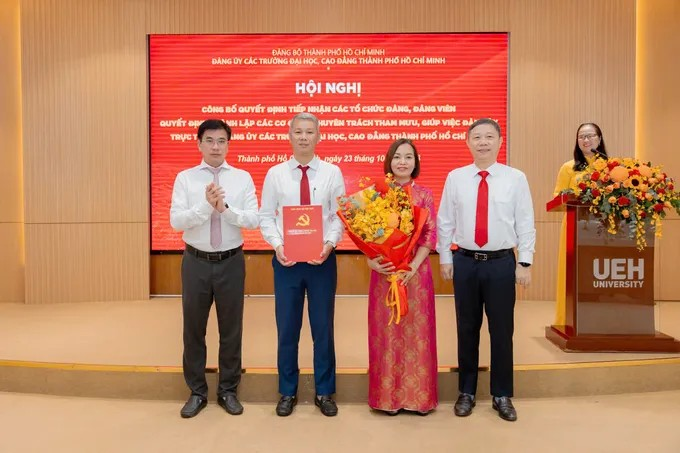 Đồng chí Dương Anh Đức (bìa phải) trao quyết định thành lập Văn phòng Đảng ủy các Trường Đại học, Cao đẳng TPHCM