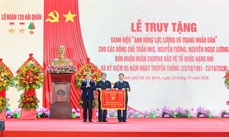 Đồng chí Nguyễn Phước Lộc trao Cờ thi đua của UBND TPHCM tặng Lữ đoàn 125