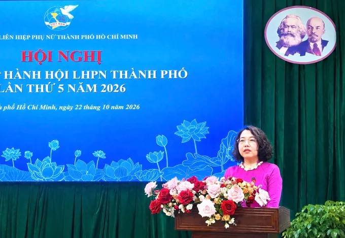 Bà Mai Thị Hồng Hoa phát biểu nhận nhiệm vụ. Ảnh: NGUYỄN AN