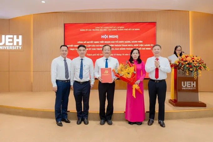 Đồng chí Dương Anh Đức (bìa phải) trao quyết định thành lập Cơ quan Ủy ban Kiểm tra Đảng ủy các Trường Đại học, Cao đẳng TPHCM. Ảnh: NHÂN NGUYỄN
