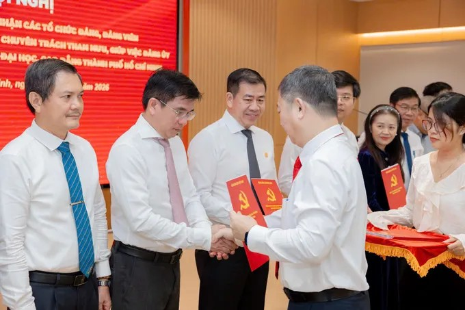 Đồng chí Dương Anh Đức trao quyết định tiếp nhận tổ chức Đảng và đảng viên