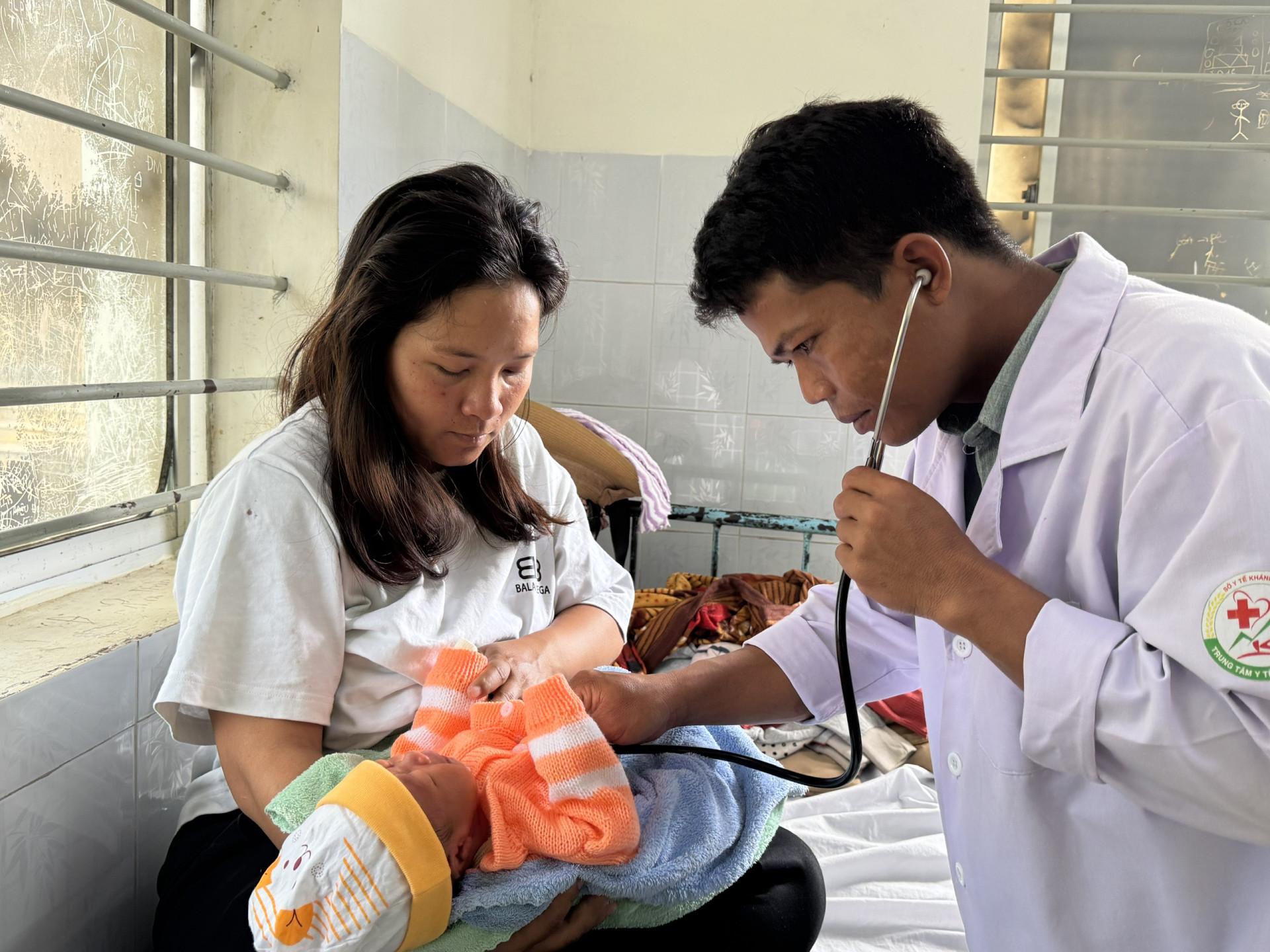 Bác sĩ Mấu Xuyển kiểm tra cho sức khoẻ cho mẹ và bé sau sinh tại Trung tâm Y tế huyện Khánh Sơn