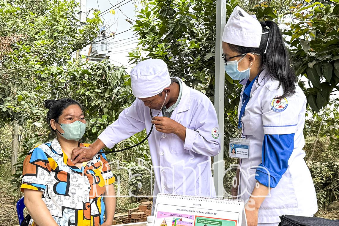 Bác sĩ Mấu Xuyển khám và tư vấn cho sản phụ tại nhà.