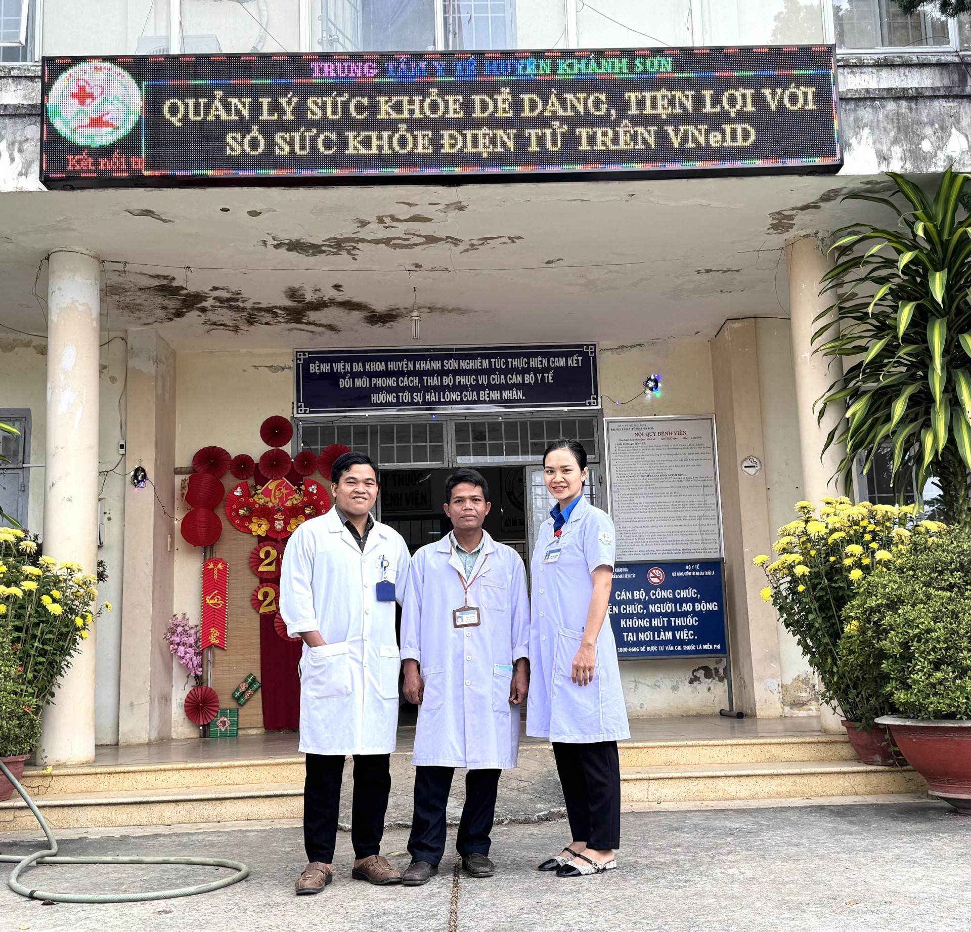 3 bác sĩ trẻ người dân tộc Raglai Cao Hồng Ngân, Mấu Xuyển và Mấu Thị Nghiệp tại Trung tâm Y tế huyện Khánh Sơn