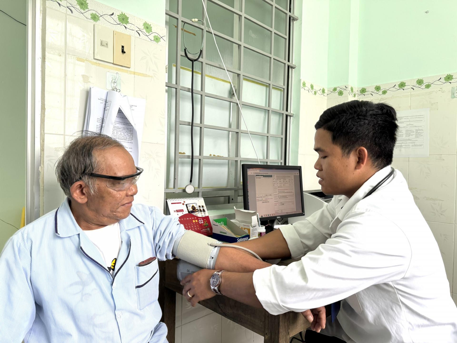 Bác sĩ Cao Hồng Ngân kiểm tra sức khoẻ cho người dân