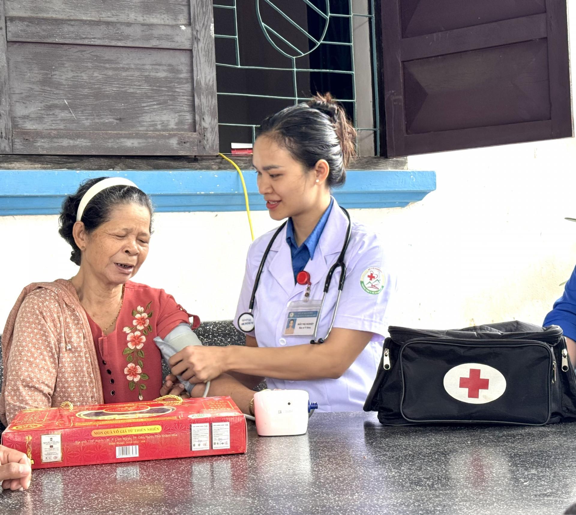 Hưởng ứng Ngày Thầy thuốc Việt Nam, bác sĩ Mấu Thị Nghiệp thăm và kết hợp kiểm tra sức khoẻ cho cán bộ y tế nghỉ hưu tại nhà