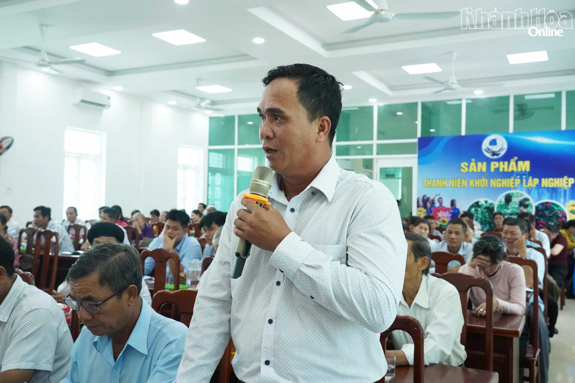 Người dân phát biểu ý kiến tại diễn đàn.