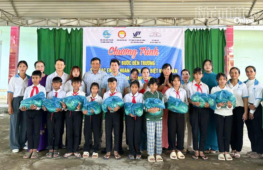 Tặng gạo cho các em học sinh.