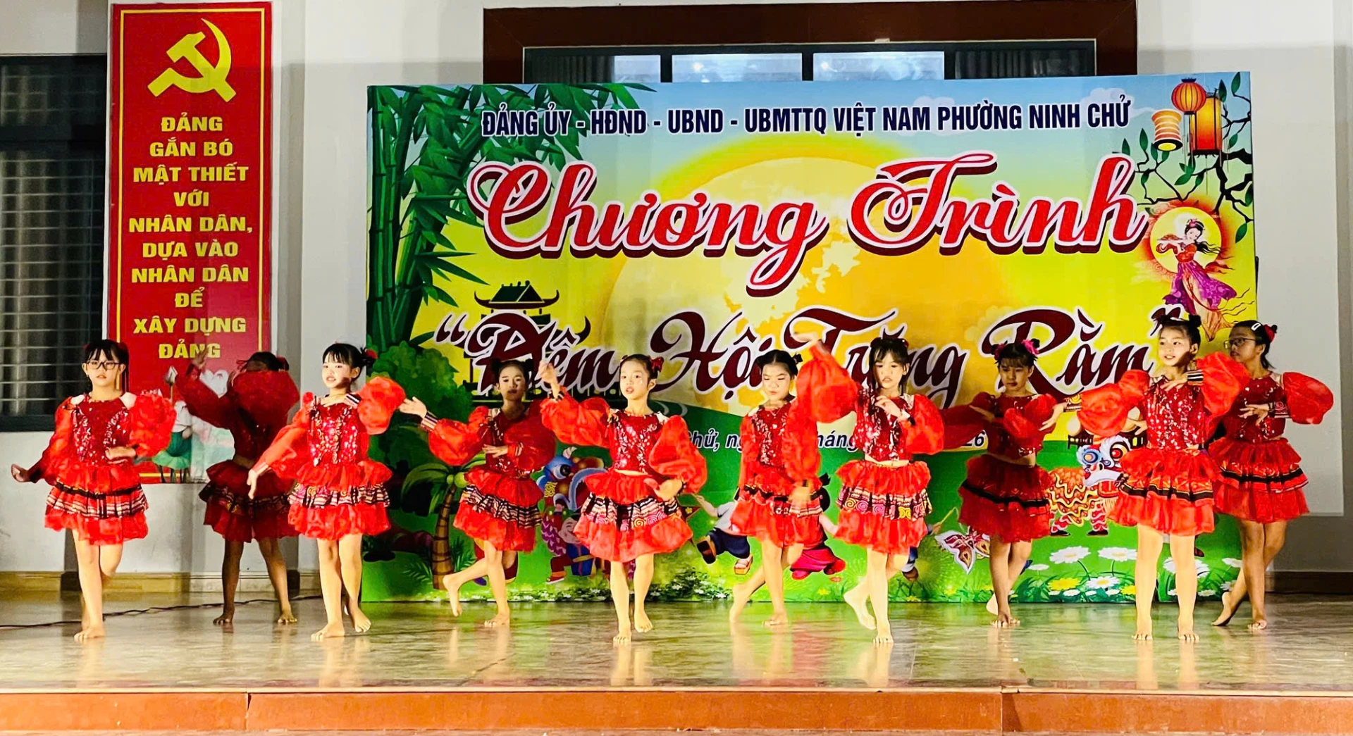 Chương trình mang đến nhiều tiết mục văn nghệ vui tươi, phù hợp lứa tuổi tuổi thiếu nhi.