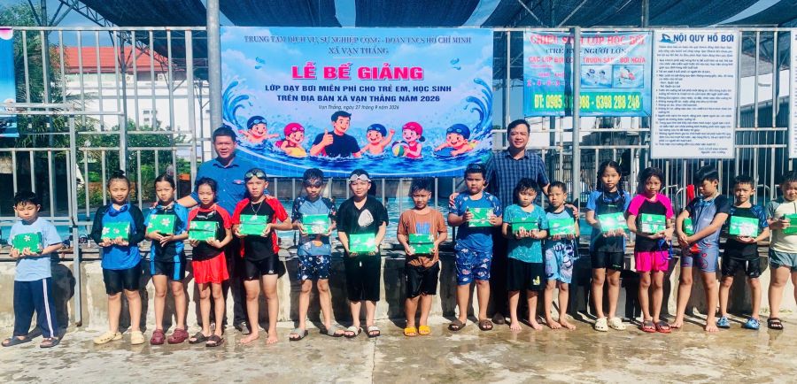 Lãnh đạo 2 đơn vị khen thưởng các em đạt xuất sắc.