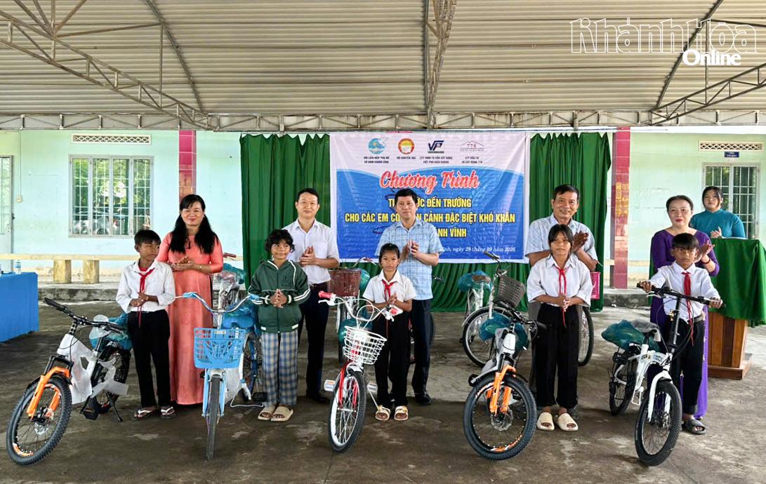 Lãnh đạo xã, Hội Liên hiệp Phụ nữ xã cùng nhà trường trao xe đạp cho các em học sinh có hoàn cảnh khó khăn.