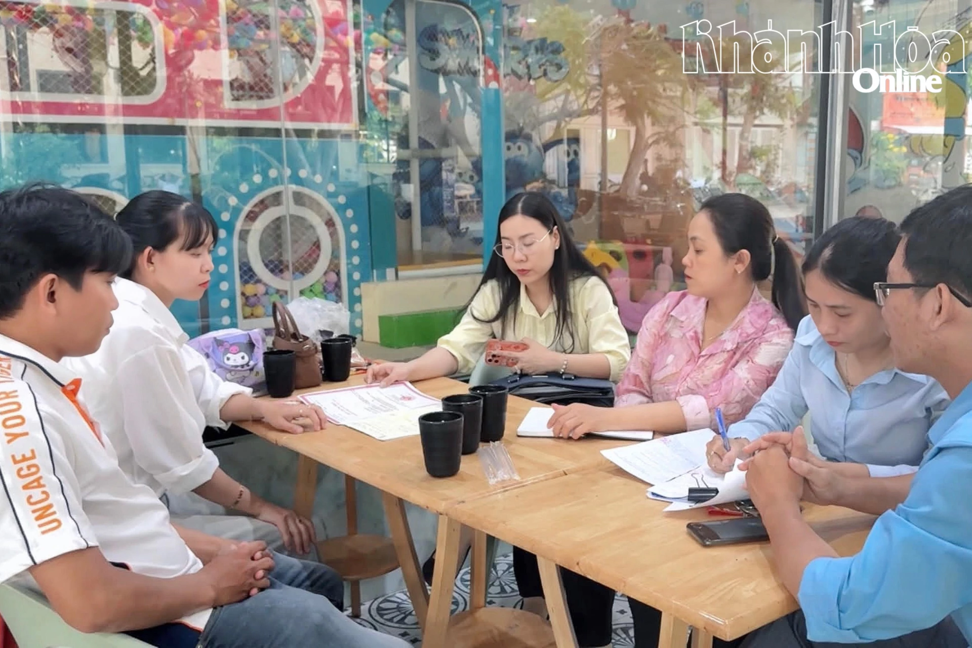 Đoàn công tác của UBND phường Phan Rang kiểm tra một cơ sở về vấn đề an toàn thực phẩm.
