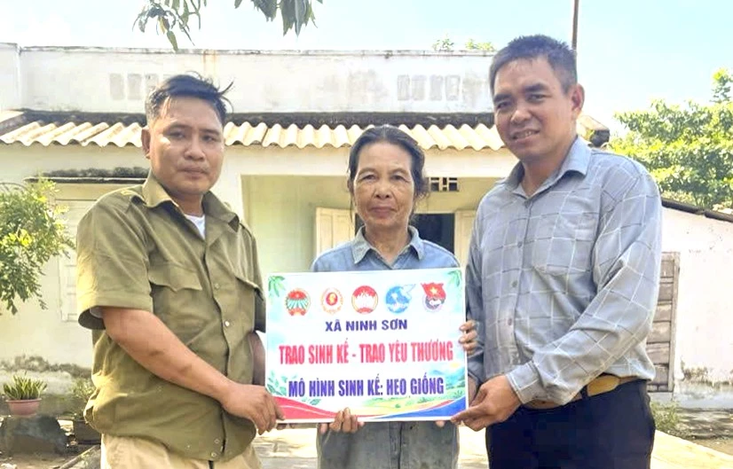 Trao mô hình sinh kế heo giống cho hội viên nông dân.