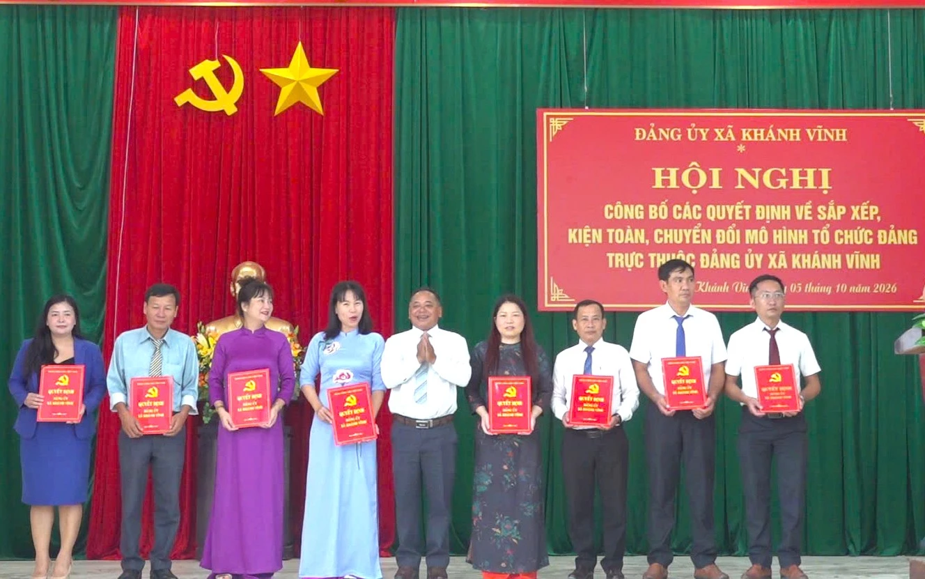 Lãnh đạo xã trao quyết định thành lập mới các chi bộ trực thuộc. Ảnh: PHÙNG QUỲNH.    