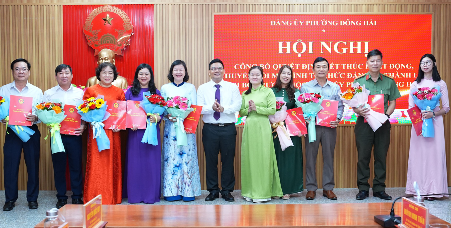 Thường trực Đảng ủy phường Đông Hải trao quyết định thành lập các tổ chức đảng.