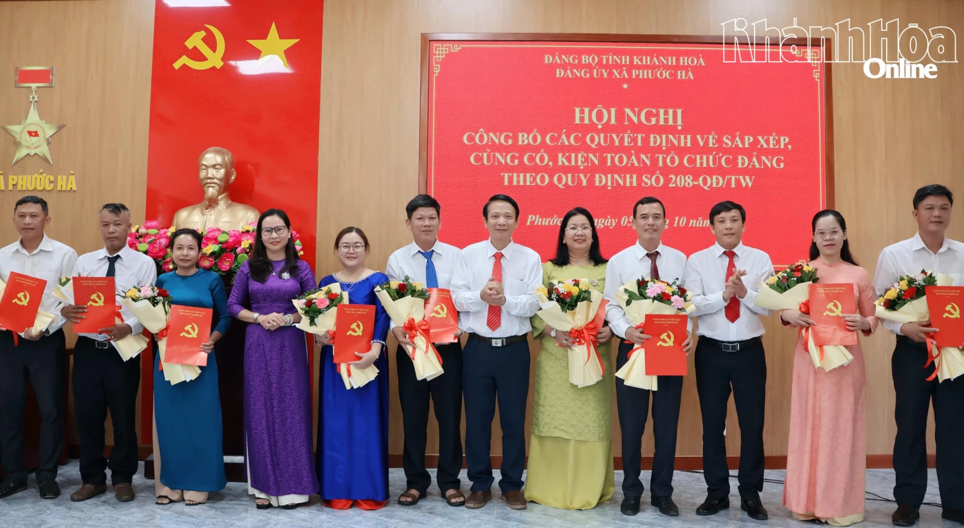 Lãnh đạo Đảng ủy Phước Hà trao quyết định thành lập 9 chi bộ trực thuộc và tặng hoa chúc mừng nhân sự các chi bộ.