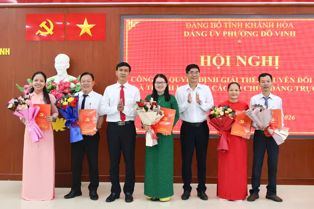 Thường trực Đảng ủy phường Đô Vinh trao quyết định thành lập các chi bộ.