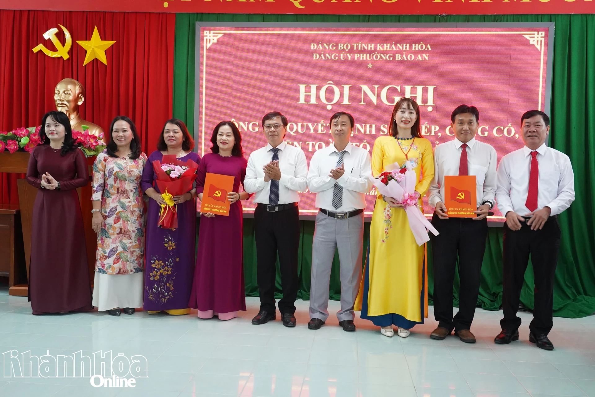 Lãnh đạo phường Bảo An tặng hoa  và trao quyết định cho các tổ chức đảng,
