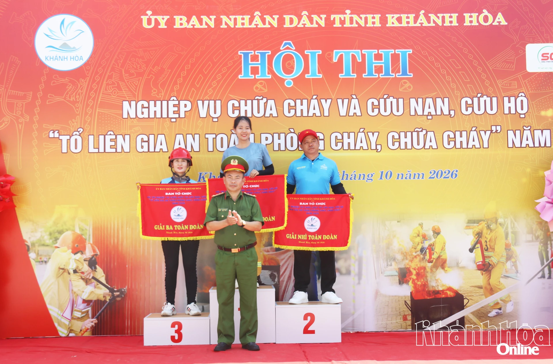 Đại tá Lê Quang Đồng trao giải toàn đoàn cho các đội.