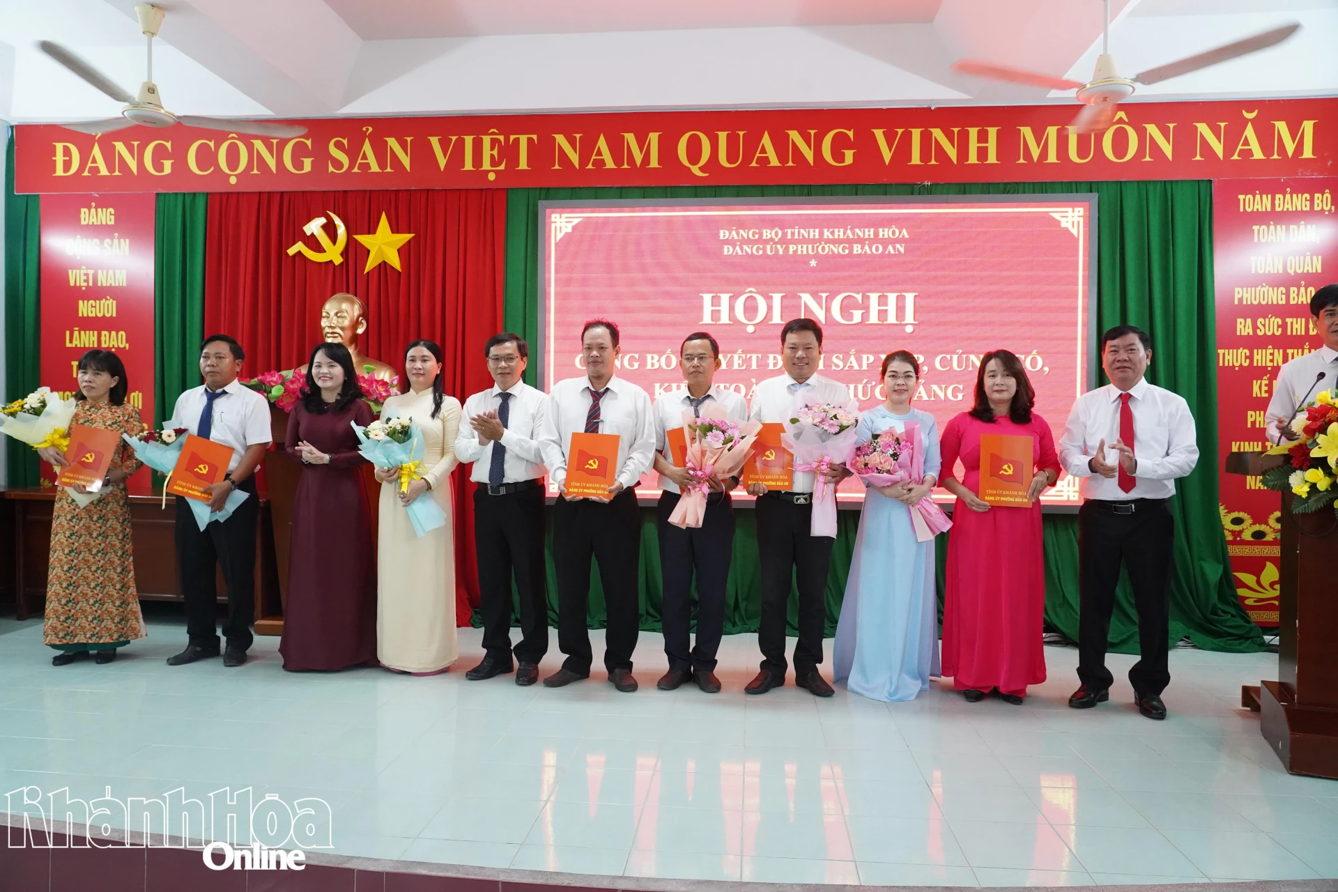 Lãnh đạo phường Bảo An tặng hoa chúc mừng các cán bộ được bổ nhiệm.
