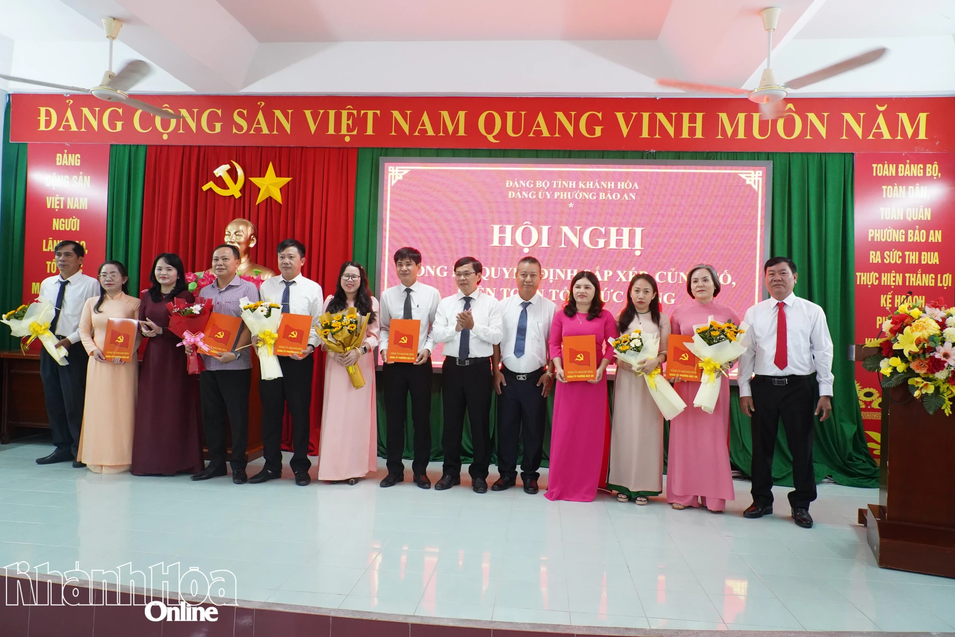 Lãnh đạo phường Bảo An tặng hoa chúc mừng các cán bộ được bổ nhiệm.