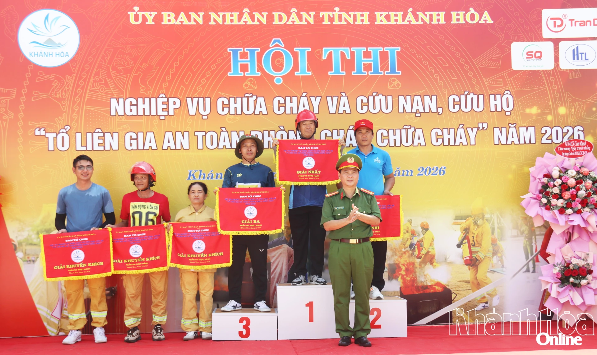 Đại tá Nguyễn Quang Đang - Trưởng phòng Cảnh sát phòng cháy chữa cháy và cứu nạn, cứu hộ Công an tỉnh Khánh Hoà trao giải cho các đội có thành tích cao tại phần thi thực hành.