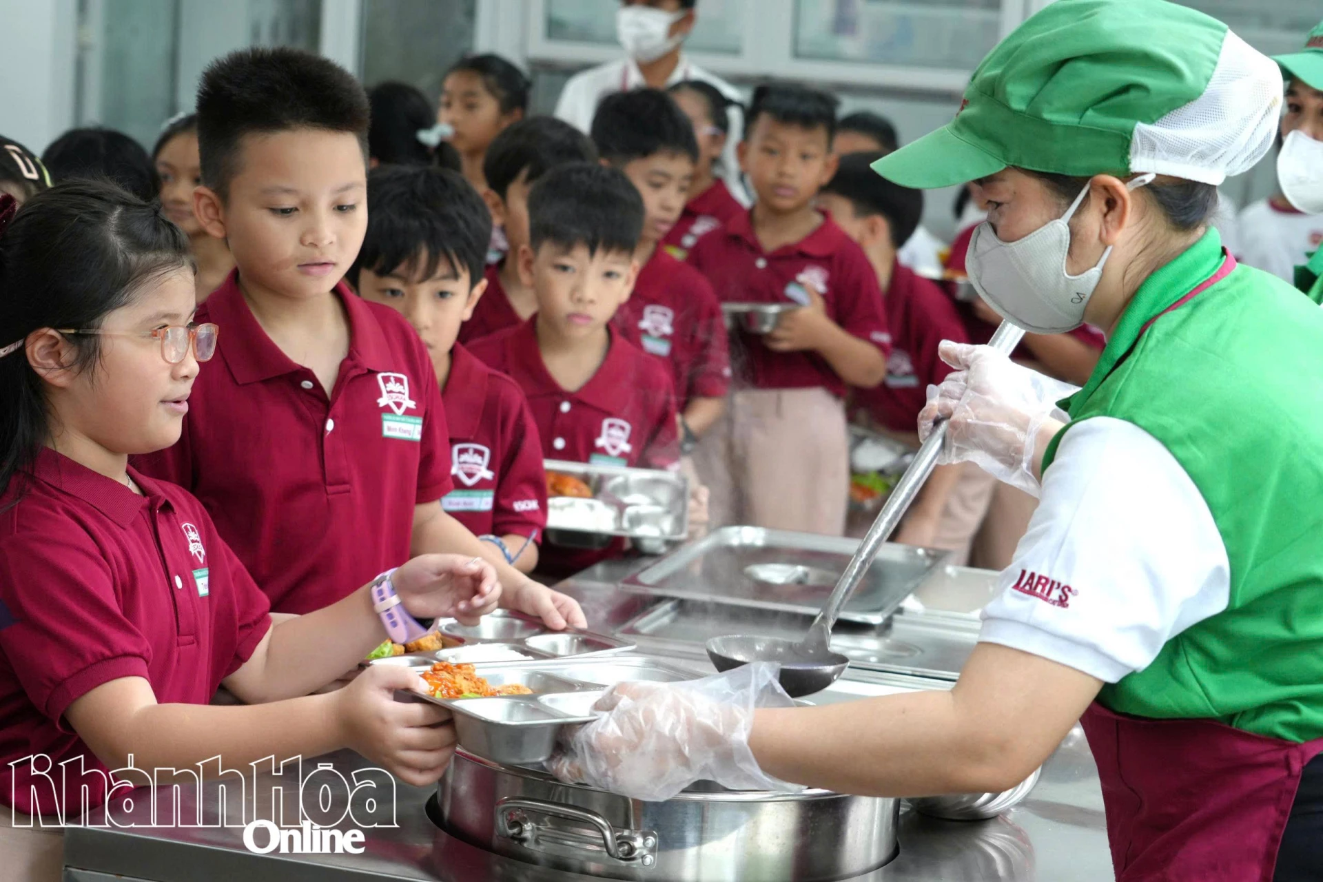 Học sinh Trường Hội nhập quốc tế iSchool Ninh Thuận (phường Phan Rang) đang lấy các suất ăn. 