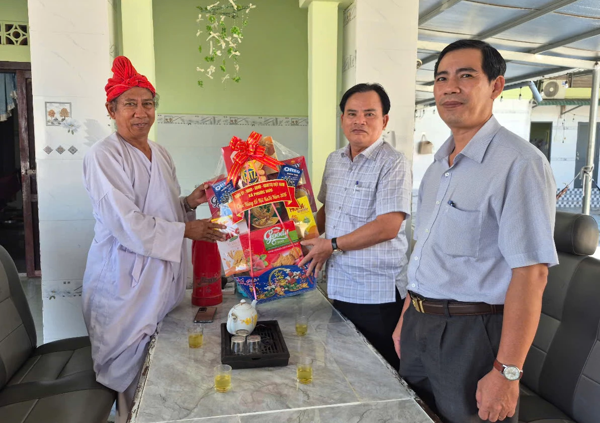 Lãnh đạo xã Phước Hữu thăm, tặng quà Phó Cả sư Đổng Trường (thôn Hữu Đức).