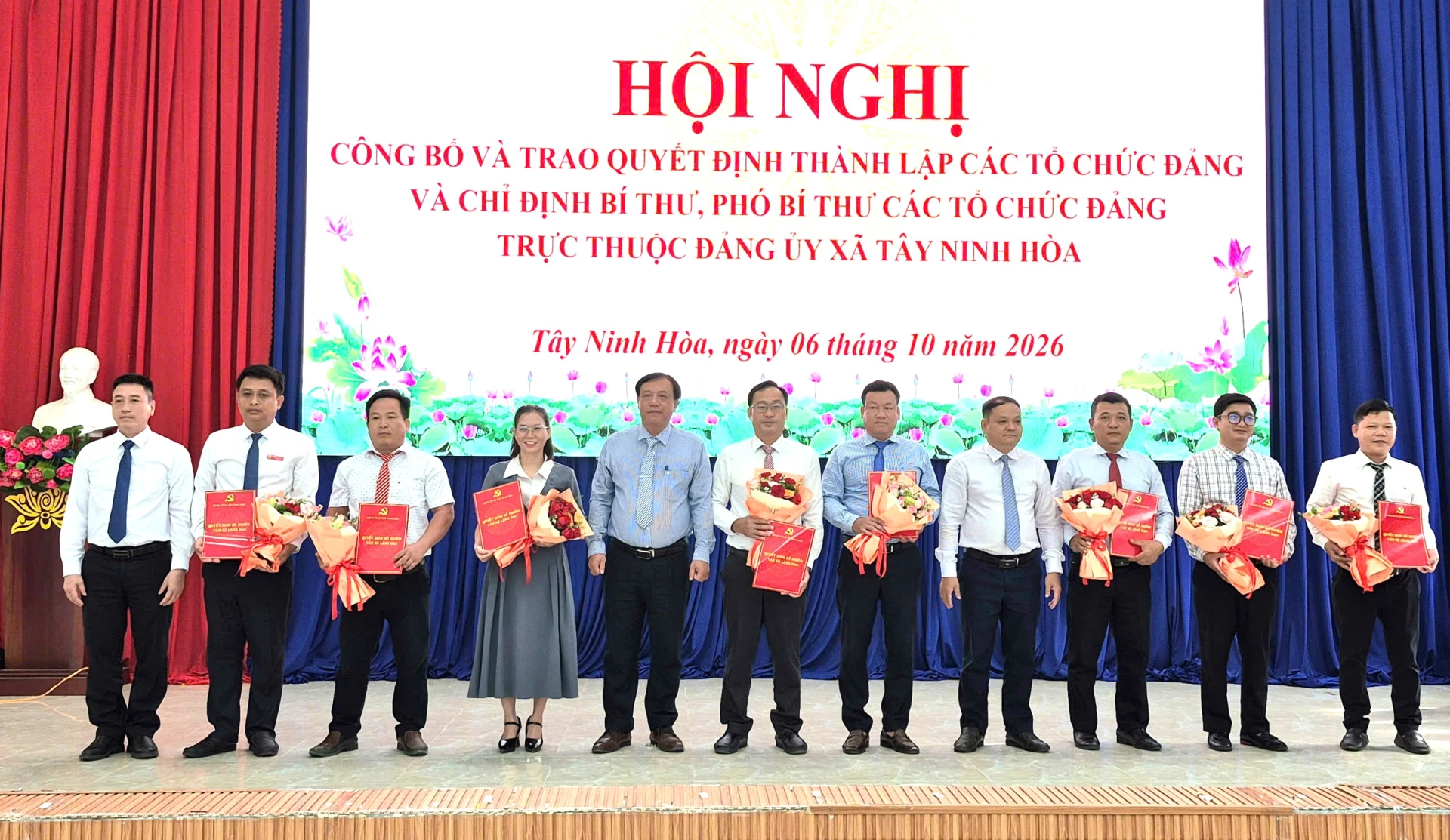 Lãnh đạo xã trao quyết định thành lập cho các chi bộ.