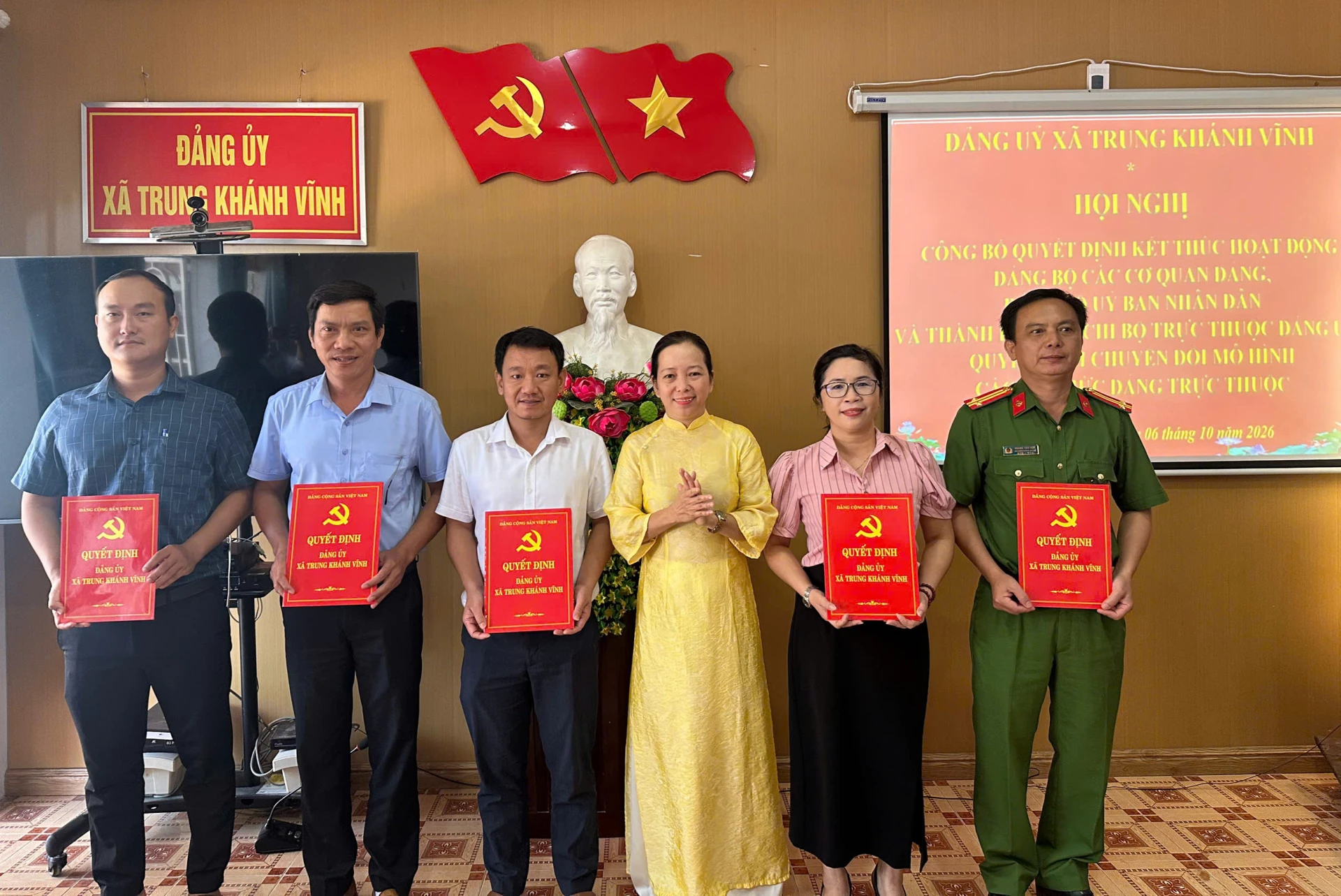 Bà Tô Thị Thanh Tâm, Phó Bí thư Thường trực Đảng ủy xã trao quyết định chuyển đổi mô hình tổ chức cho các chi bộ 