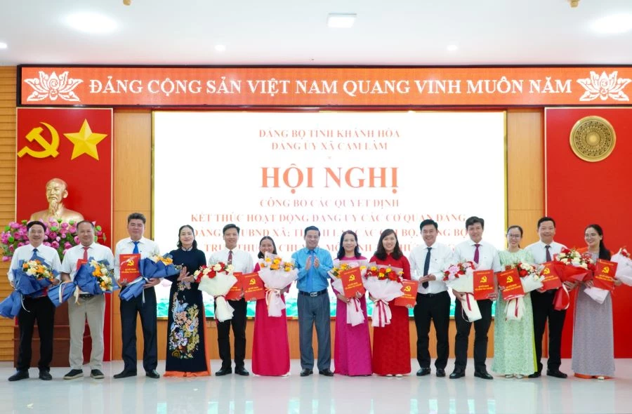 Lãnh đạo Đảng ủy xã Cam Lâm trao quyết định thành lập các chi bộ trực thuộc.