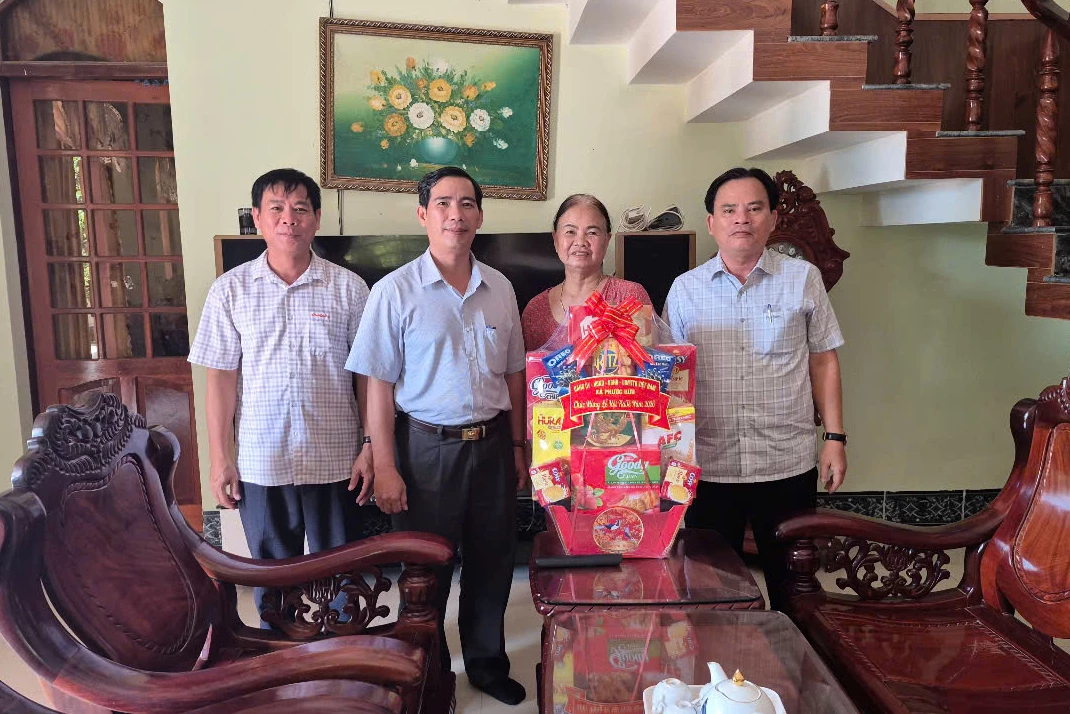 Lãnh đạo xã Phước Hữu thăm, tặng quà gia đình ông Châu Thăng Long - tín đồ tiêu biểu (thôn Tân Đức).
