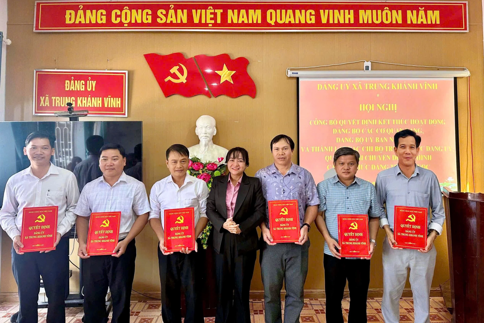 Bà Cao Thị Ngọc Thanh - Phó Bí Thư Đảng ủy, chủ tịch UBND xã Trung Khánh Vĩnh Lãnh đạo xã trao quyết định thành lập mới các chi bộ trực thuộc.