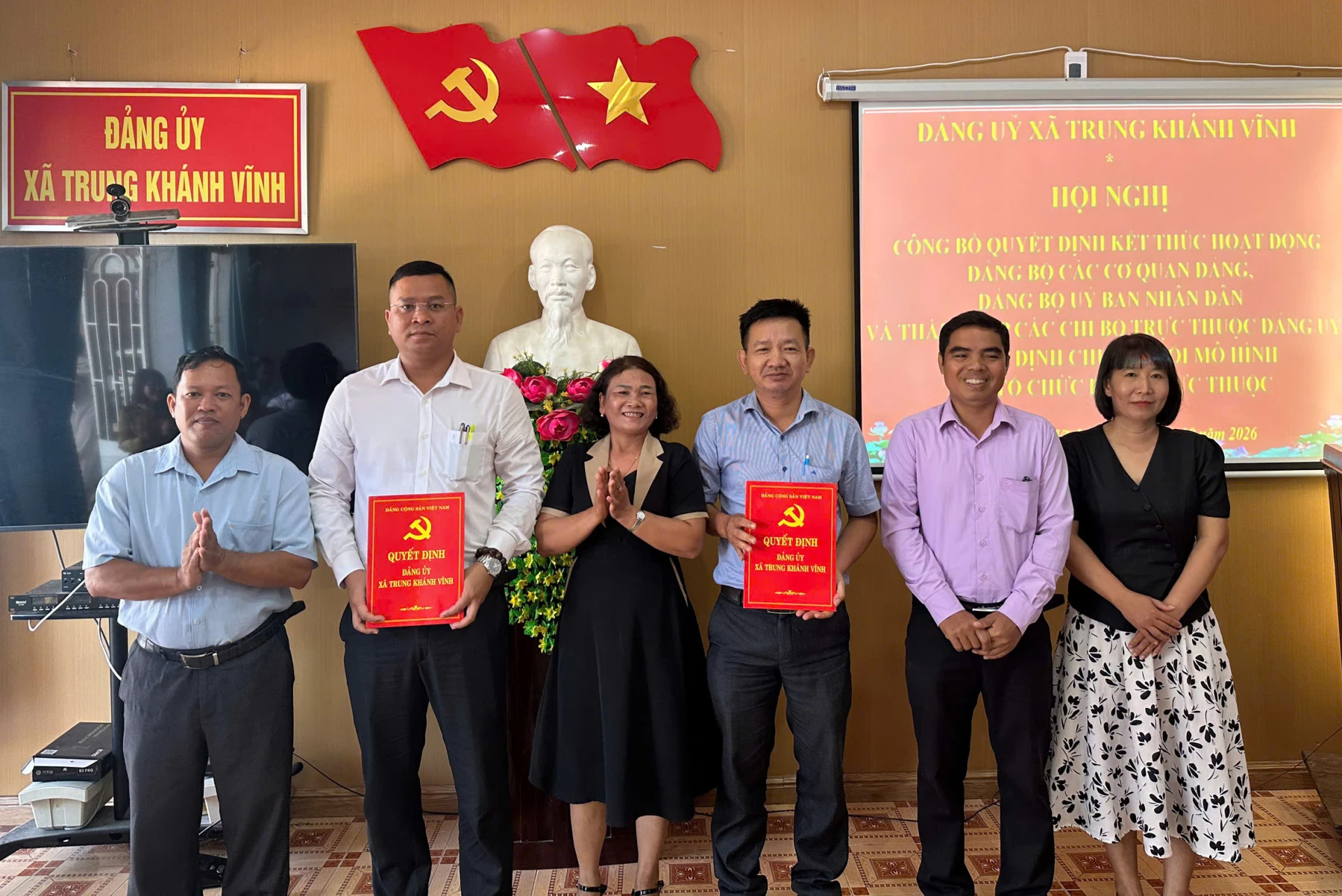 Lãnh đạo Cao Thị Liên - Phó Chủ tịch HĐND xã Trung Khánh Vĩnh trao quyết định thành lập mới các chi bộ trực thuộc.  