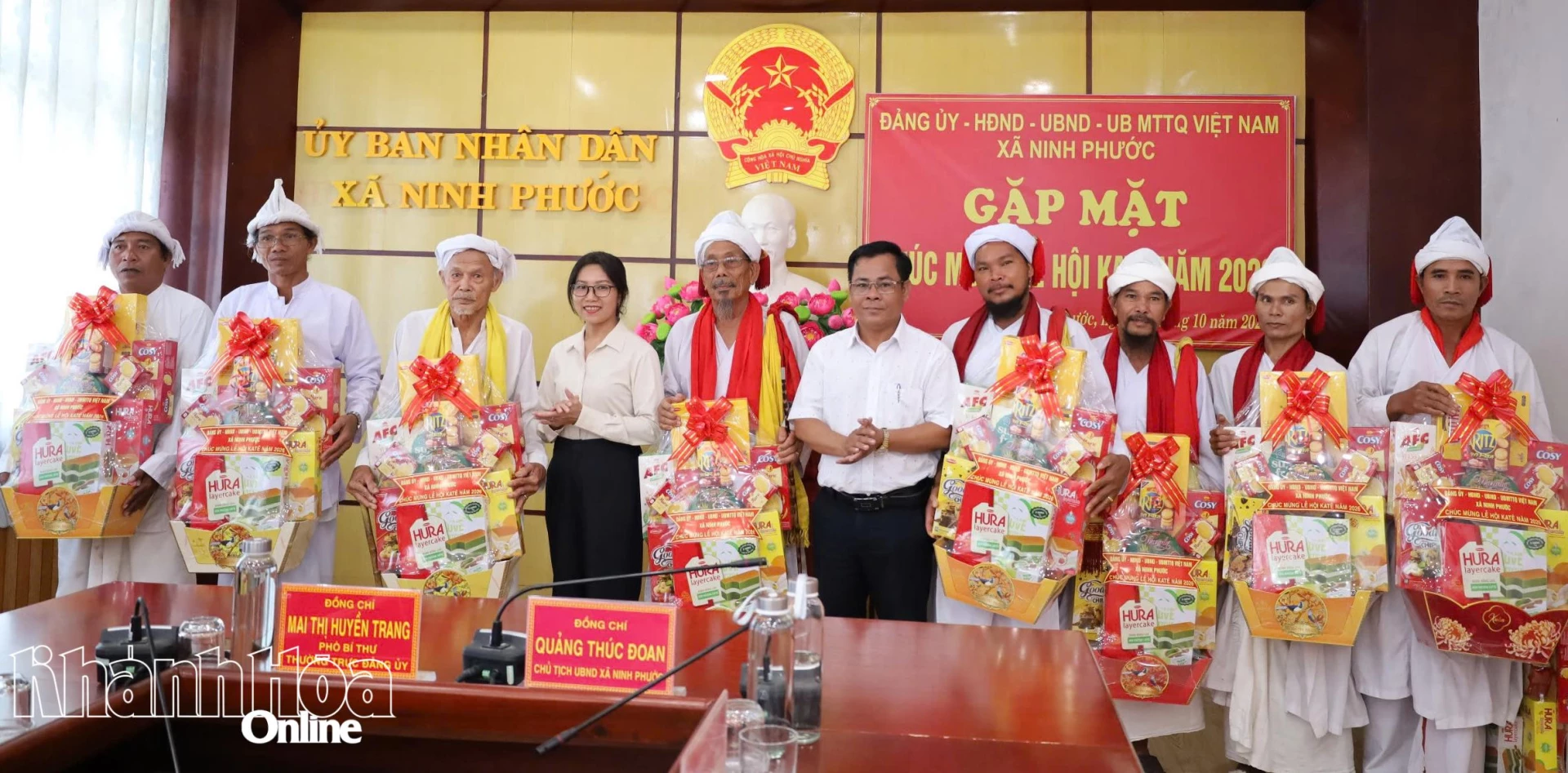 Lãnh đạo xã Ninh Phước tặng quà cho các vị chức sắc, chức việc, người có uy tín và tín đồ tiêu biểu.