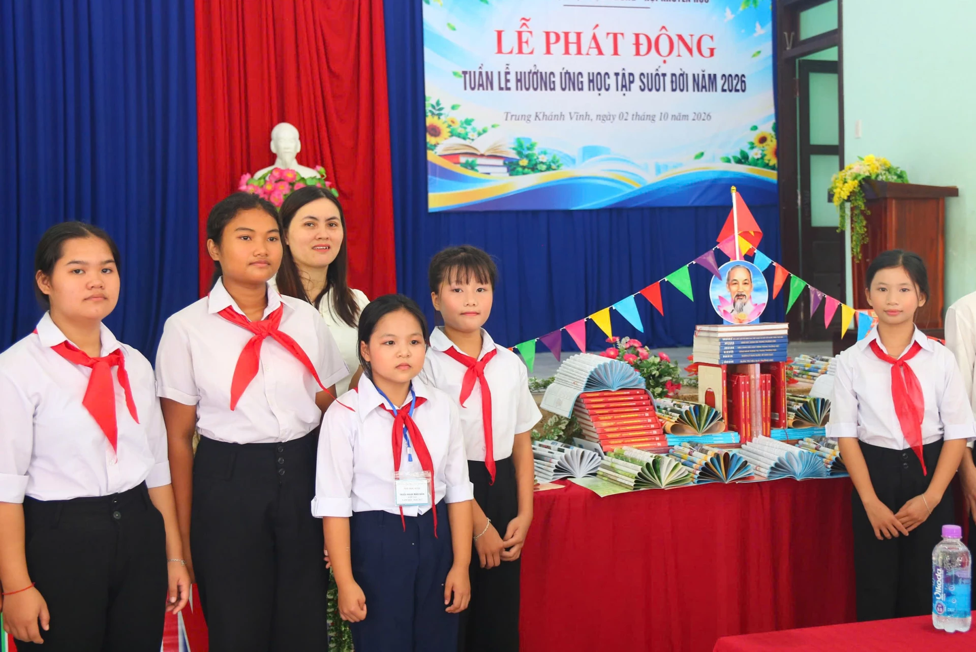 Các em học sinh tại khu Trưng bày, tìm hiểu các đầu sách hay tại buổi lễ.