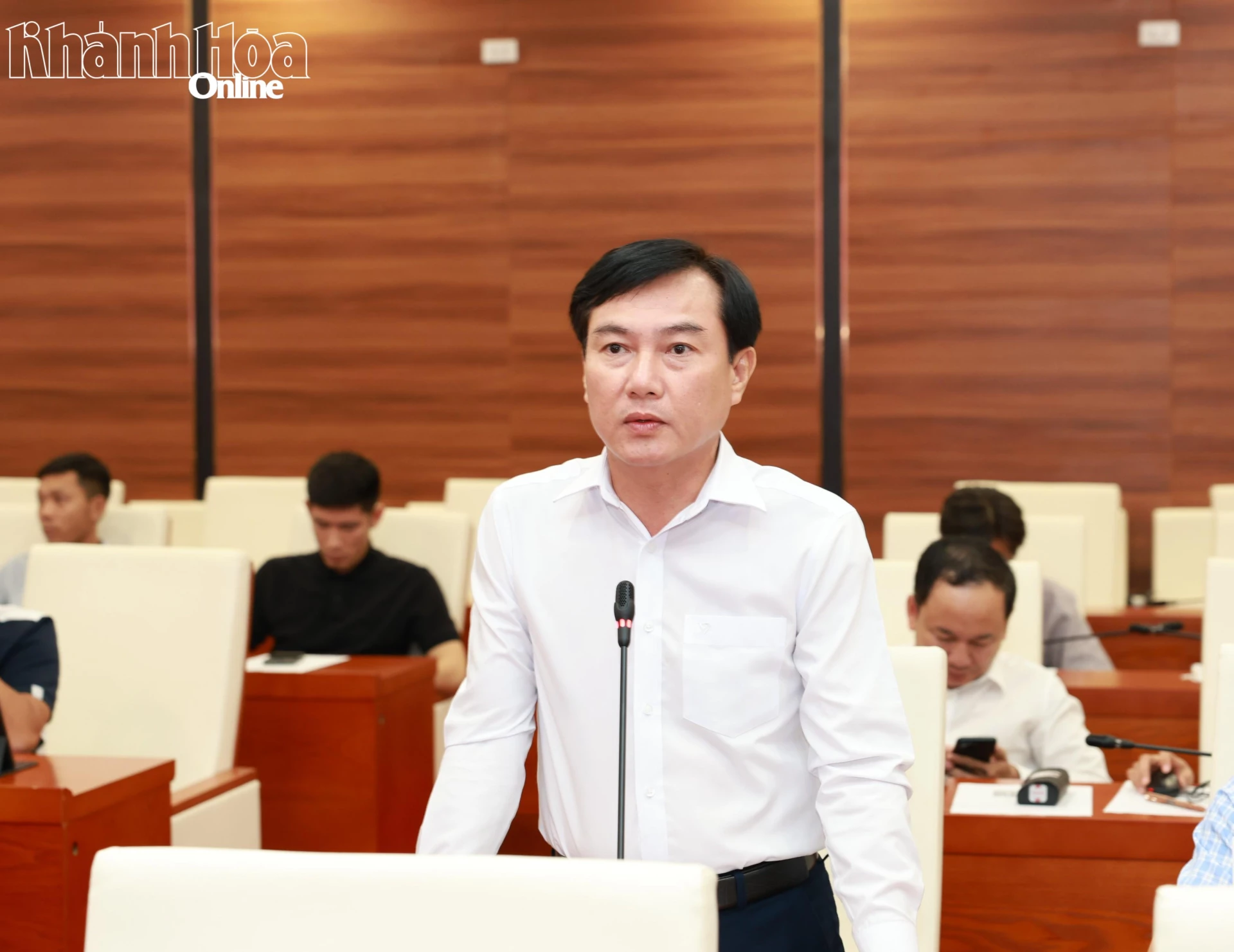 Nhà báo Trần Văn Thanh - Phó Giám đốc Báo và Phát thanh, Truyền hình Khánh Hòa phát biểu ý kiến