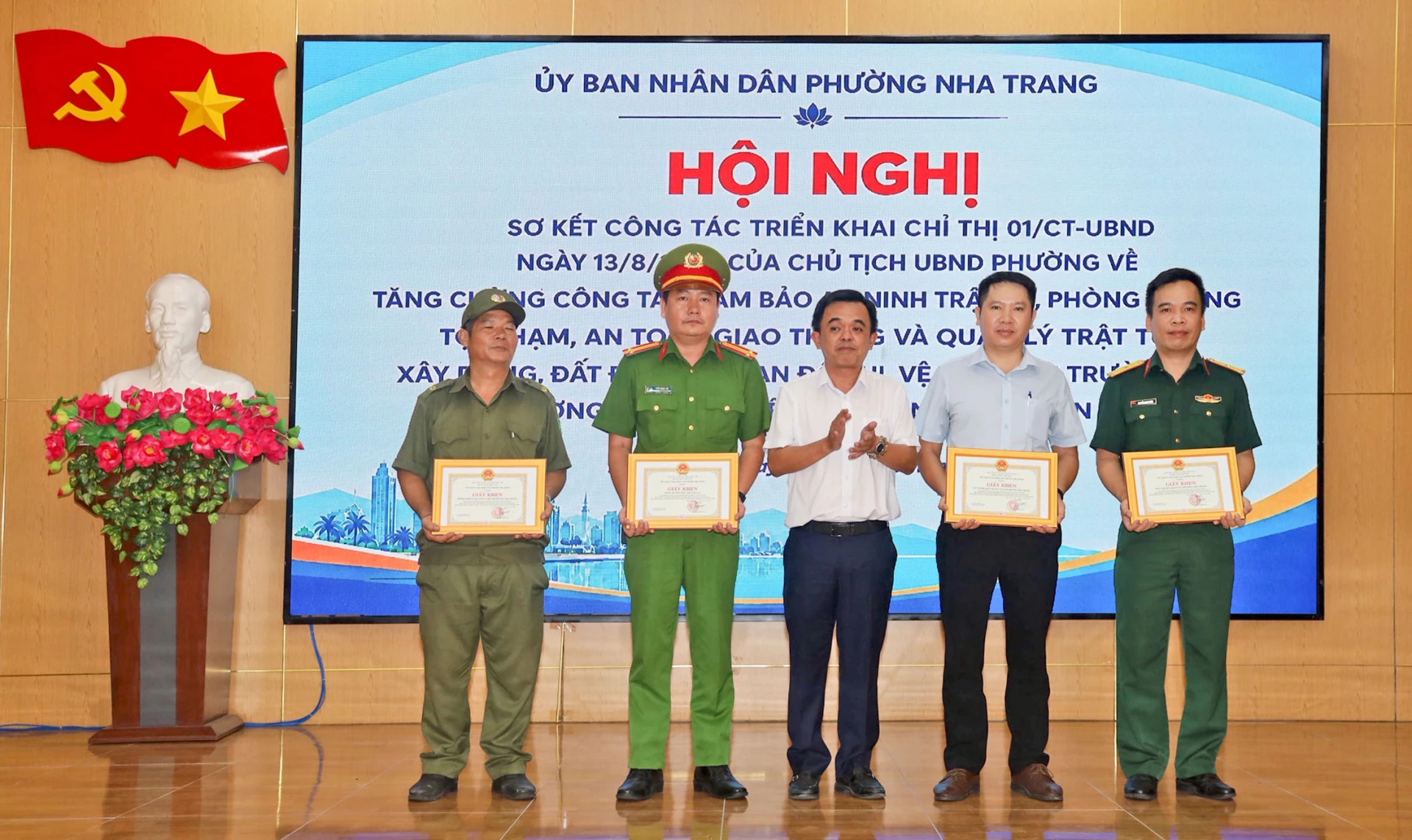 Chủ tịch UBND phường Nguyễn Thanh Sơn trao giấy khen cho các tập thể.