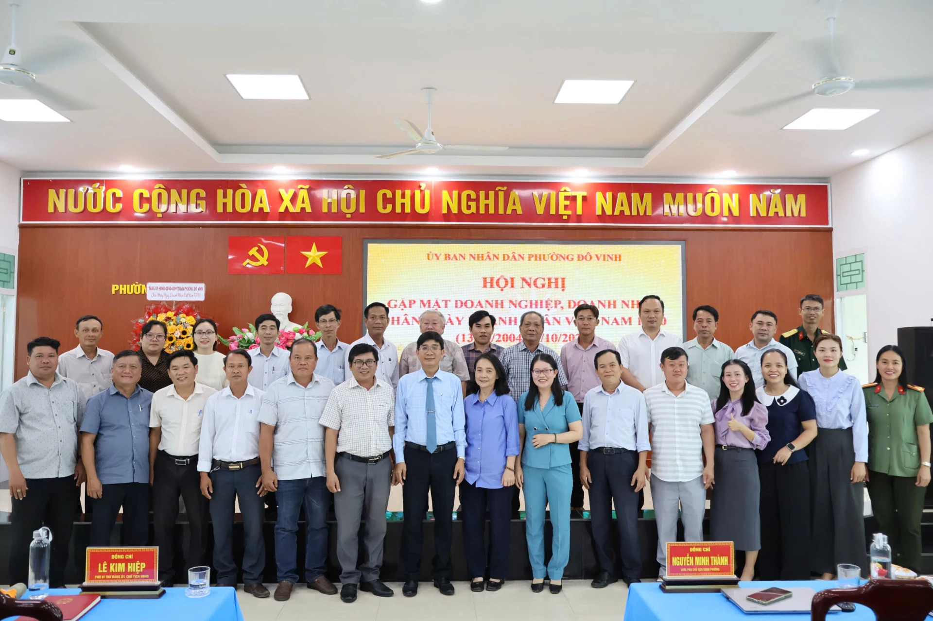 Các đại biểu chụp hình lưu niệm.