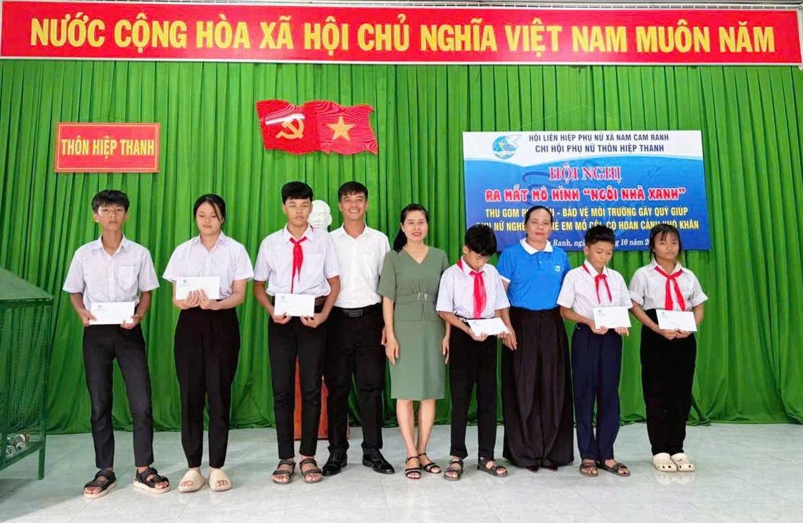 Trao học bổng cho các em học sinh có hoàn cảnh khó khăn.