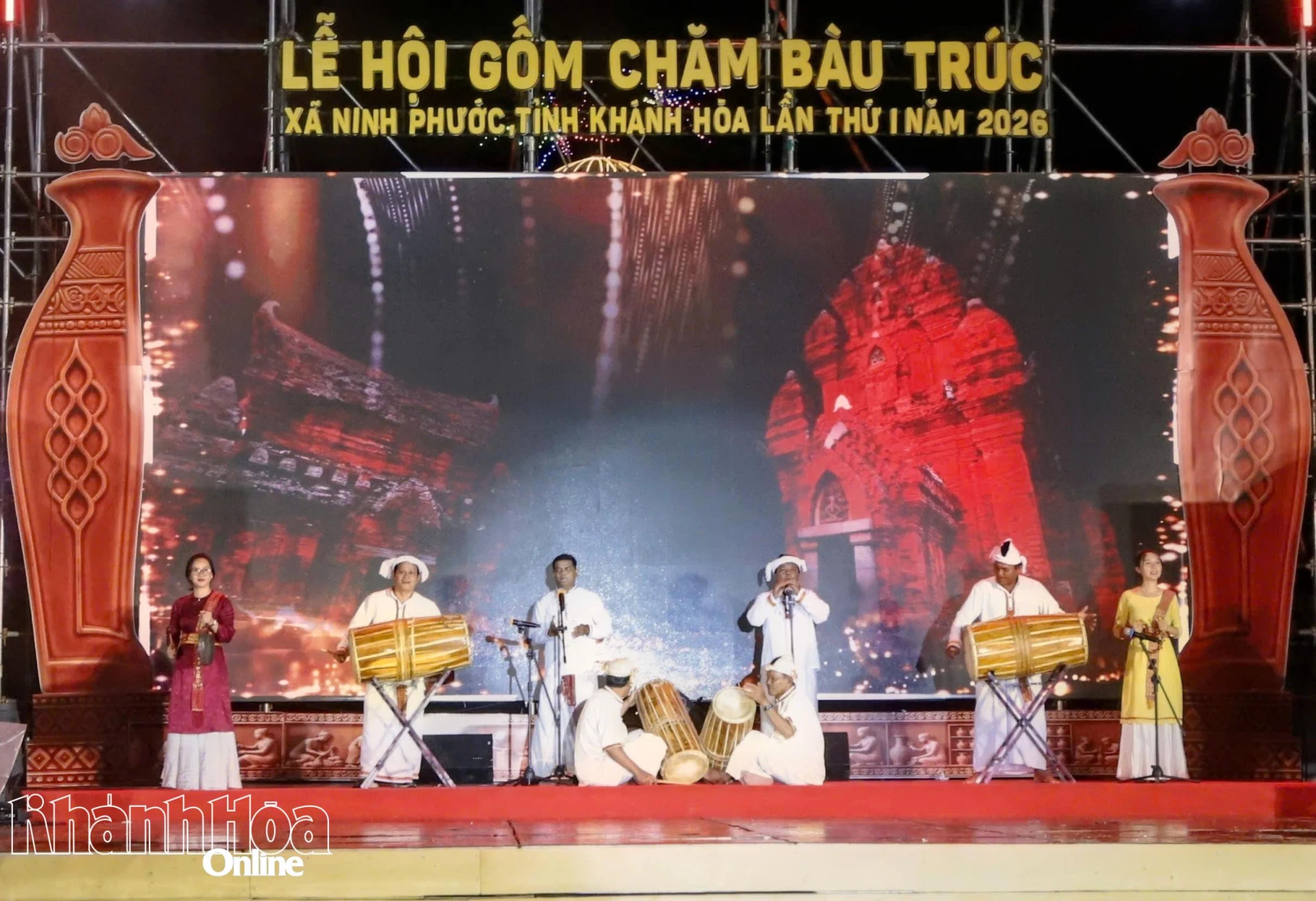 Các nghệ sĩ và diễn viên quần chúng đang tích cực tập luyện, hoàn thiện chương trình nghệ thuật phục vụ lễ khai mạc.