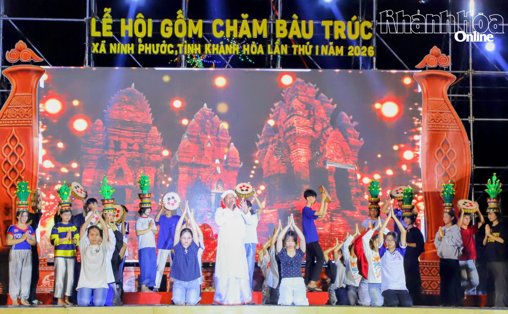 Khoảng 130 nghệ sĩ, diễn viên quần chúng tham gia biểu diễn 15 tiết mục trong chương trình nghệ thuật khai mạc Hồn Chăm Bàu Trúc.