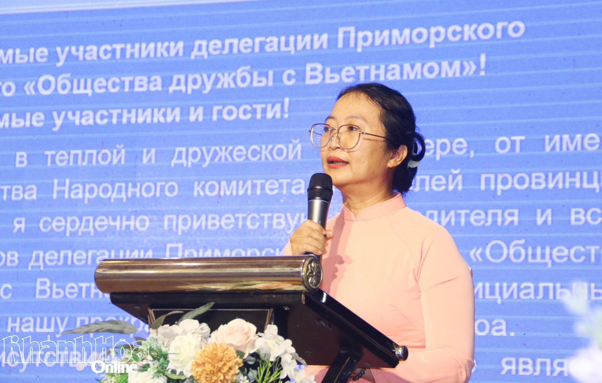 Bà Huỳnh Phương Minh – Phó Chủ tịch Liên hiệp các tổ chức hữu nghị Khánh Hòa phát biểu khai mạc chương trình.