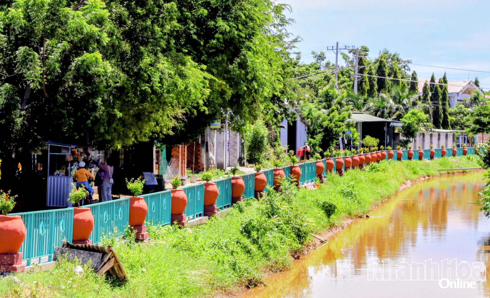 Dịp này, người dân và du khách còn có thể tham quan, check-in trên con đường được trang trí với 136 chum gốm dọc kênh Nam