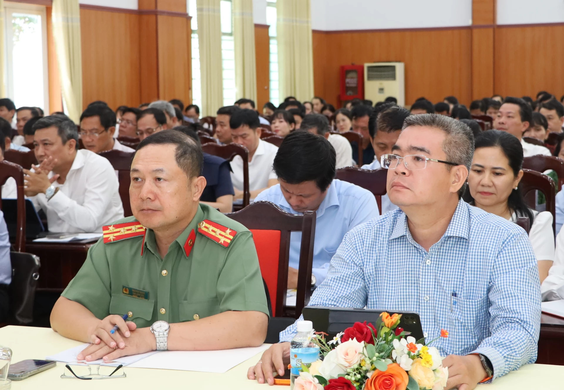 Các đại biểu tham gia hội nghị.