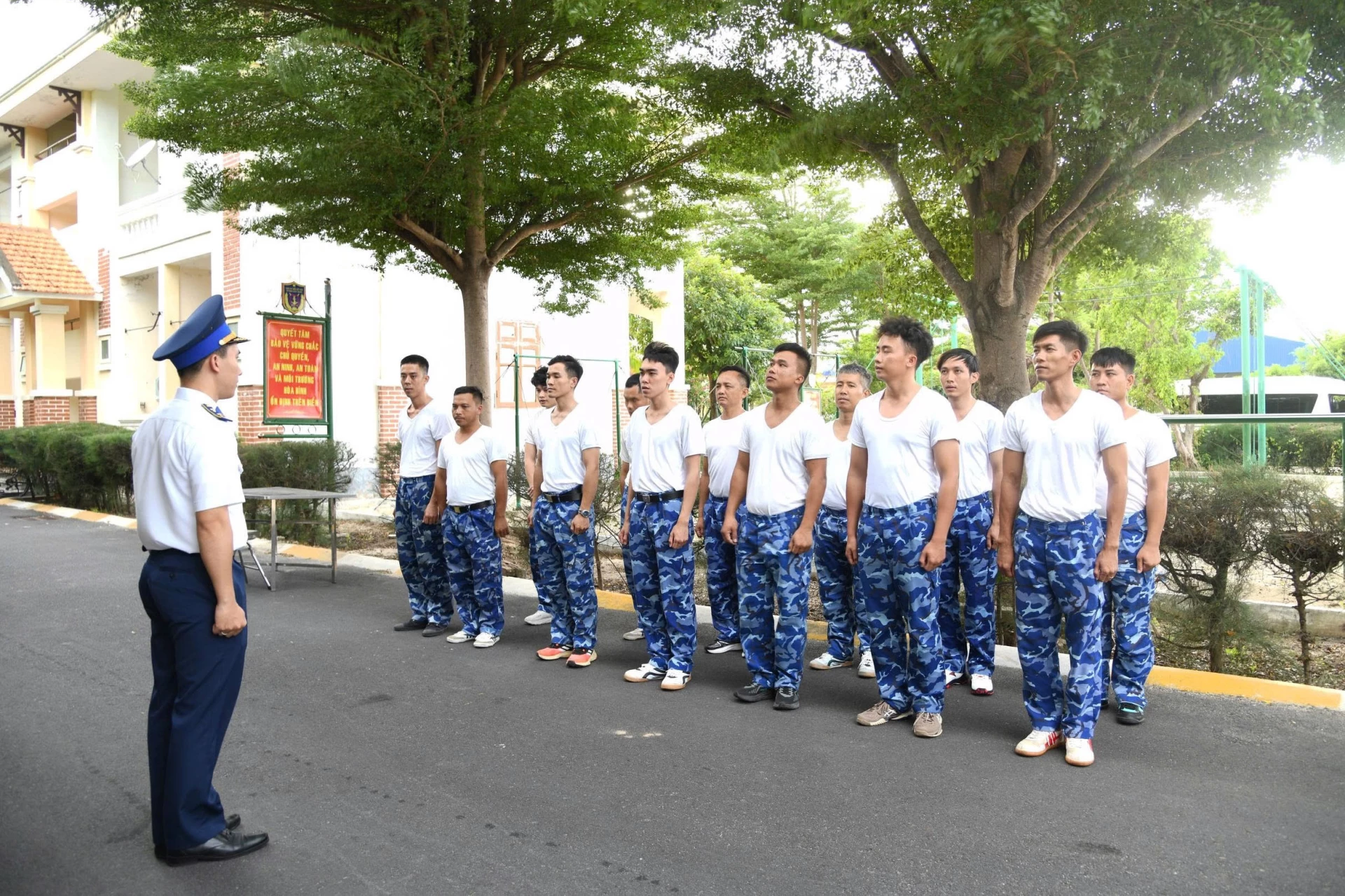 Kiểm tra các tiêu chuẩn thể lực của cán bộ, chiến sĩ tàu.