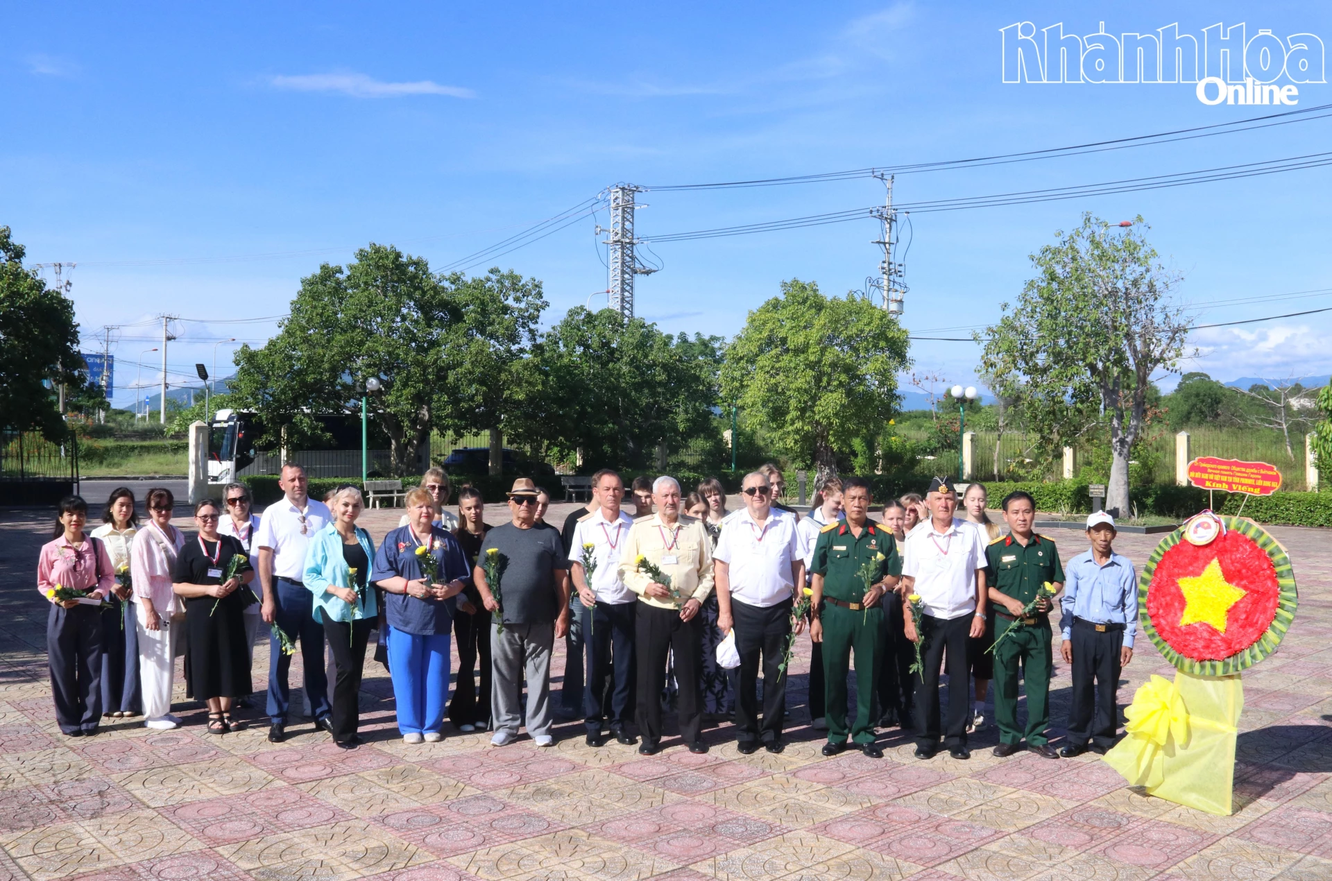 Đoàn đến đặt vòng hoa tại tượng đài hữu nghi Việt - Nga.