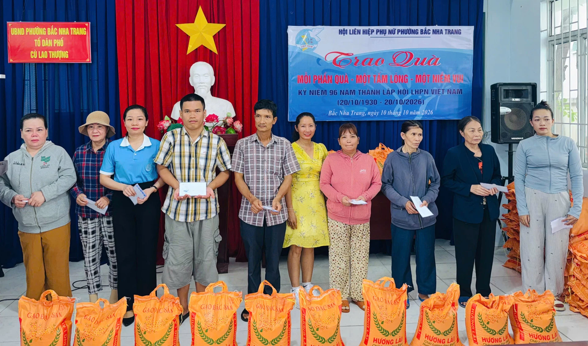 Những phần quà được trao góp phần sẻ chia khó khăn, động viên các chị em vươn lên trong cuộc sống