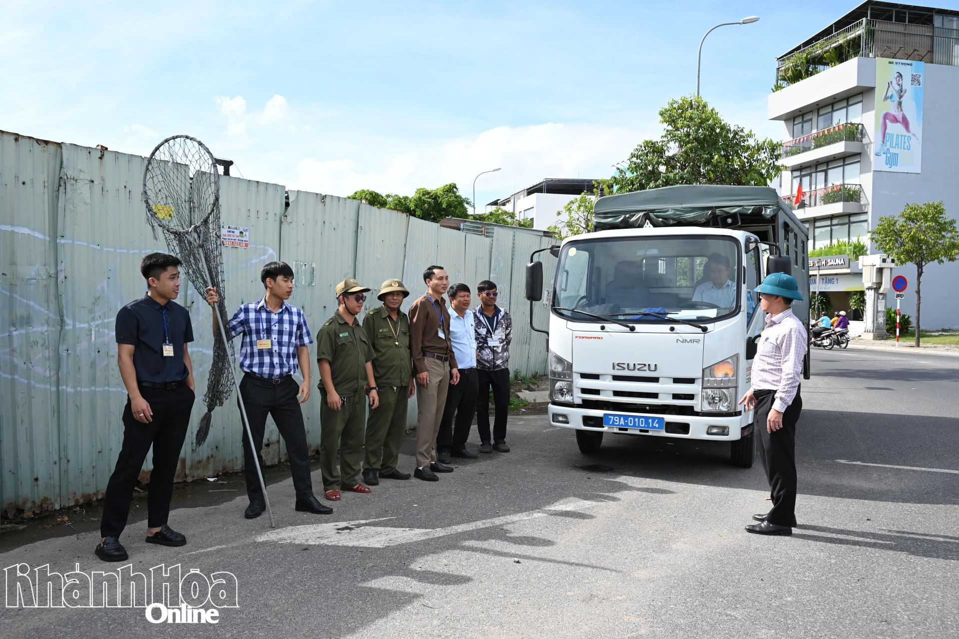 Đội chuyên trách bắt và xử lý chó, mèo, động vật thả rông của phường quán triệt nhiệm vụ trước khi ra quân.